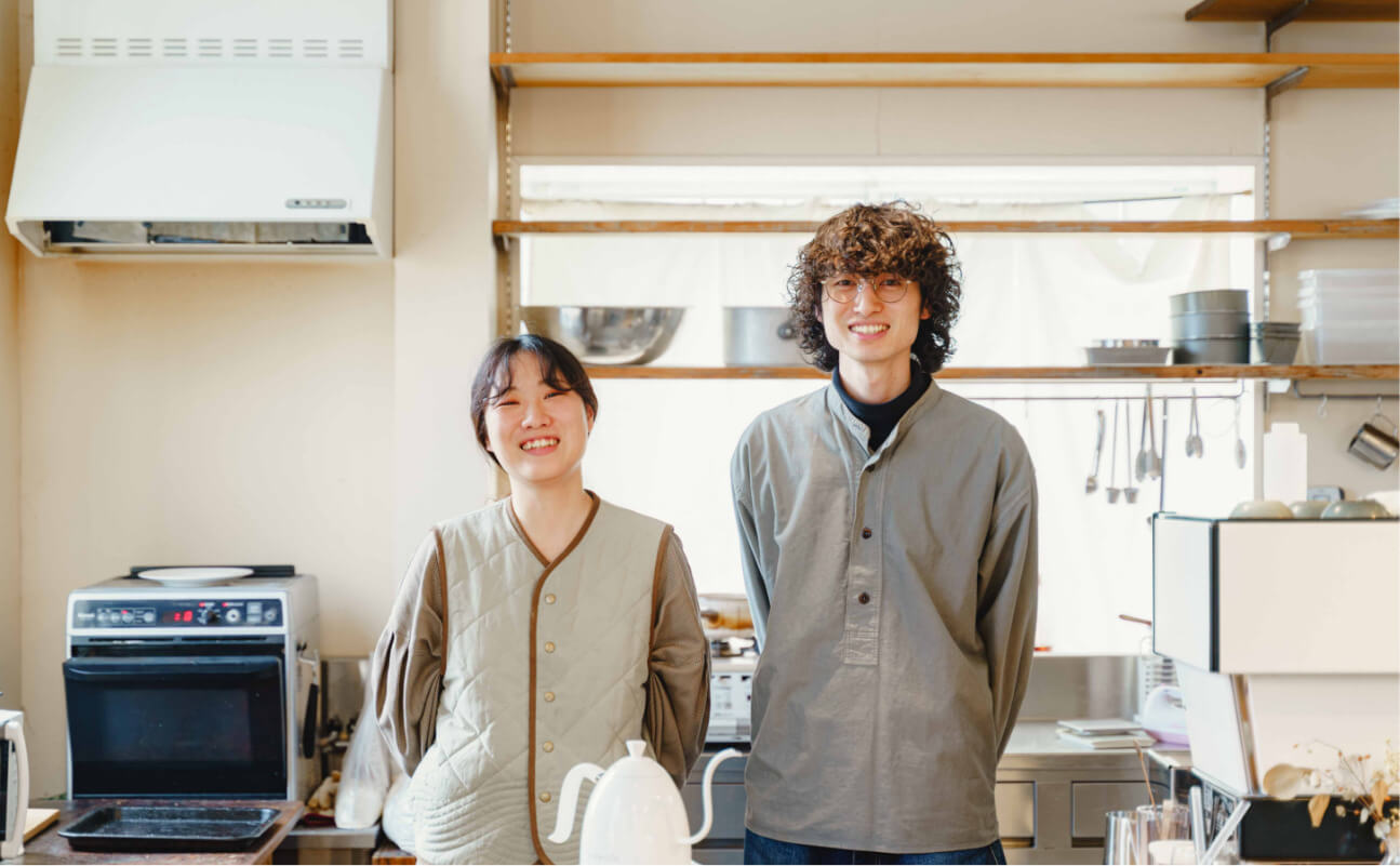 夫婦が談笑している